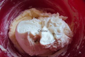 Desert briose cu crema de unt si branza