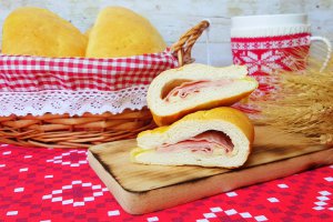 Placintele cu sunca de Praga si Emmental