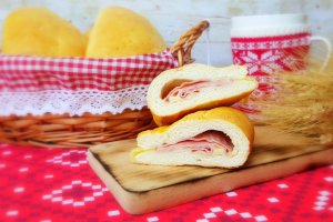 Placintele cu sunca de Praga si Emmental