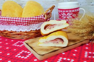 Placintele cu sunca de Praga si Emmental