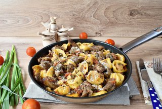 Ficatei de pui cu tortellini, ceapa verde si rosii
