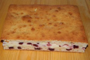 Prajitura turnata cu branza si visine