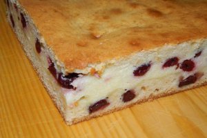 Prajitura turnata cu branza si visine