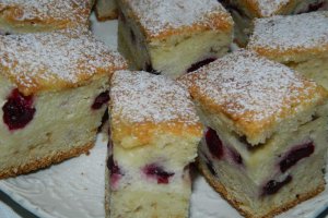 Prajitura turnata cu branza si visine