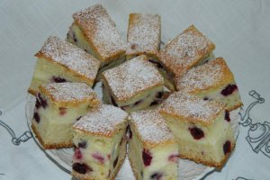 Prajitura turnata cu branza si visine