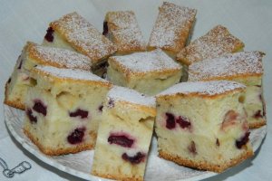 Prajitura turnata cu branza si visine