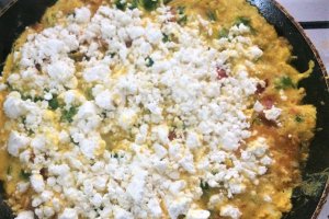Omleta cu legume si branza