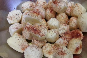 Chiftelute cu cartofi noi in sos de rosii, la cuptor