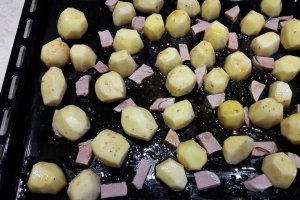 Chiftelute cu cartofi noi in sos de rosii, la cuptor