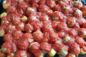 Chiftelute cu cartofi noi in sos de rosii, la cuptor