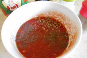 Salata de ardei copti cu sos de rosii si usturoi