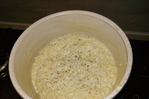 Paste cu branza sarata, cascaval si smantana