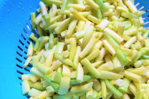 Salata de fasole verde cu salam si iaurt