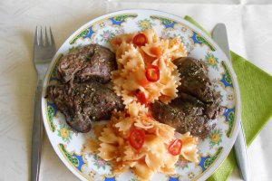 Ficat de curcan la gril, cu farfale in sos picant