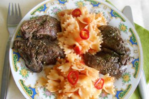 Ficat de curcan la gril, cu farfale in sos picant