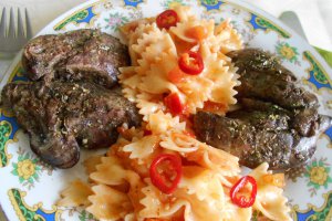 Ficat de curcan la gril, cu farfale in sos picant