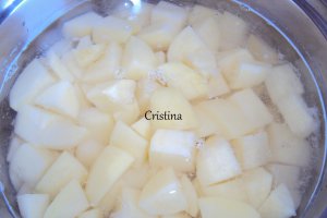 Chiftele cu cartofi si salata de sfecla