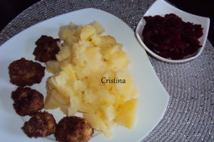 Chiftele cu cartofi si salata de sfecla