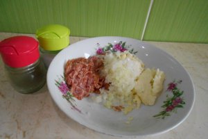 Cartofi la cuptor cu salata de varza murata