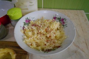 Cartofi la cuptor cu salata de varza murata