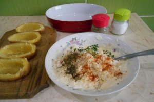 Cartofi la cuptor cu salata de varza murata