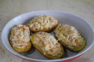 Cartofi la cuptor cu salata de varza murata