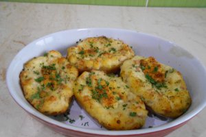 Cartofi la cuptor cu salata de varza murata