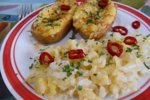 Cartofi la cuptor cu salata de varza murata