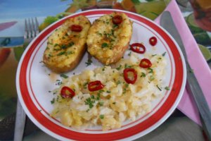 Cartofi la cuptor cu salata de varza murata