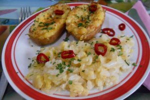Cartofi la cuptor cu salata de varza murata