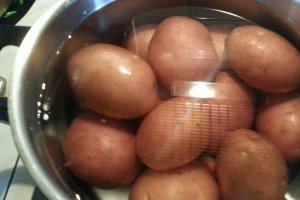 Cartofi la cuptor cu chiftelute de somon si rosii