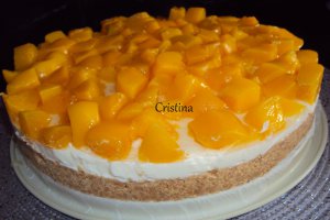 Desert tarta cu crema si piersici