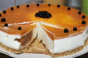 Desert cheesecake cu jeleu de caise