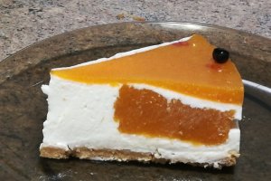 Desert cheesecake cu jeleu de caise