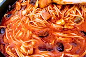 Spaghete cu sos de rosii, masline si sunca