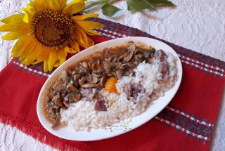 Tocanita de ciuperci cu pilaf si pipote