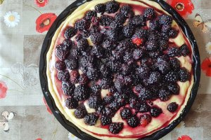 Desert tarta cu urda, mure si crumble