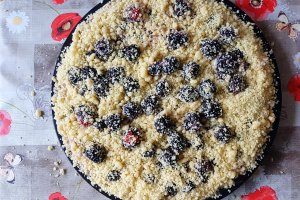 Desert tarta cu urda, mure si crumble