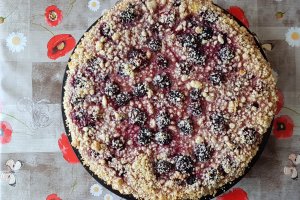 Desert tarta cu urda, mure si crumble