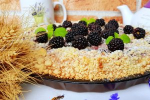 Desert tarta cu urda, mure si crumble