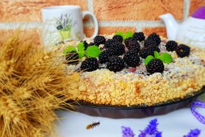 Desert tarta cu urda, mure si crumble