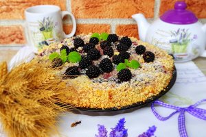 Desert tarta cu urda, mure si crumble