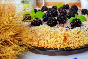 Desert tarta cu urda, mure si crumble
