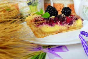 Desert tarta cu urda, mure si crumble