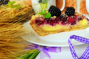 Desert tarta cu urda, mure si crumble