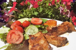 Scarita de porc (Ribs) cu sos de caise la gratar