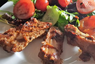 Scarita de porc (Ribs) cu sos de caise la gratar