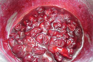 Desert cheesecake cu iaurt, zmeura si sos de visine