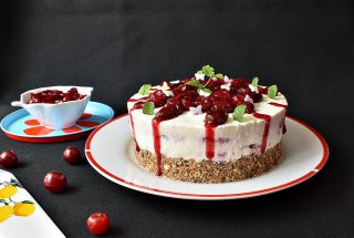 Desert cheesecake cu iaurt, zmeura si sos de visine