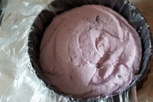 Desert tort cu crema de iaurt si fructe de padure